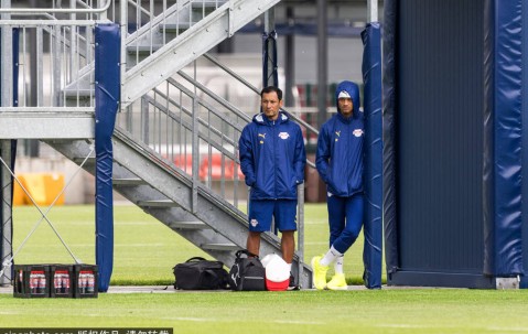 切尔西转会大戏：西蒙斯暗示离队，莱比锡RB陷入困境