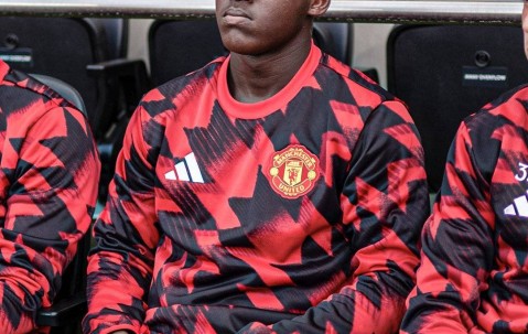 曼联新帝星心生不满，两轮零出场且无缘加薪！暂留队但最早冬窗恐走人