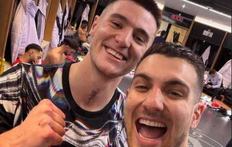 曼联全队起立鼓掌致敬谢什科！绝杀后举动揭示爆发原因，天道酬勤