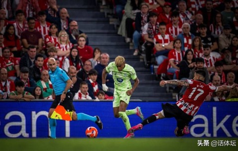 含泪再见！感人16载功勋，西甲收官战：巴萨创巅峰，莱万破纪录！