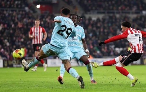 桑德兰 3-0 伯恩利：迪亚拉闪耀全场，“黑猫”完胜低迷“红酒军团”