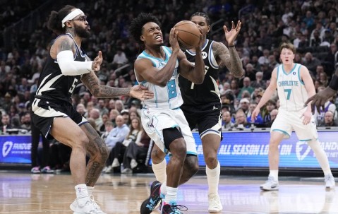 字母30+10&准绝杀克尼普尔26分 雄鹿险胜黄蜂