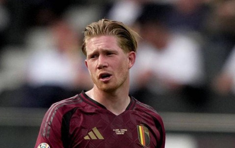 迪斯汀觉得德布劳内的决定有点蹊跷，胡梅尔斯与埃梅里擦肩而过