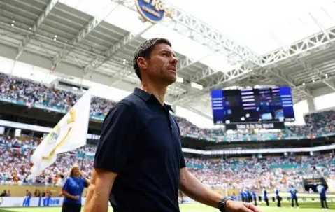 皇马夏窗疯狂烧钱！曝1.45亿双星离队，锁定1.3亿后腰+两大强援！