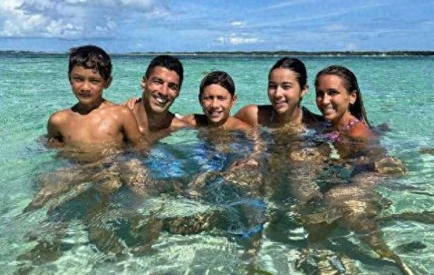 苏亚雷斯38岁仍光彩照人，一家五口幸福美满