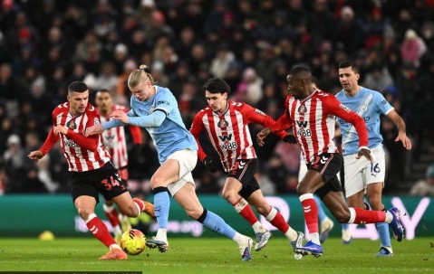 组图：英超曼城0-0桑德兰 哈兰德带球突破