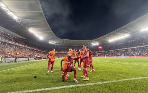 爆！奥斯梅恩转会截止日曝光！曼联“变心”锁定新猎物，沙特金元足球再掀波澜？