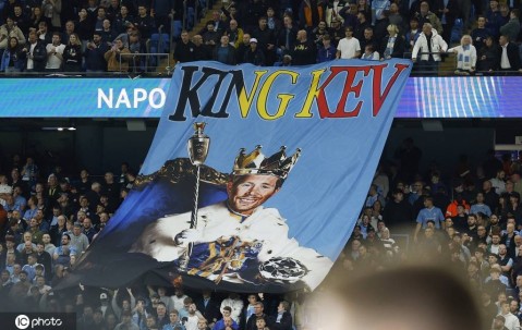 国王凯文重返伊蒂哈德 曼城球迷打出横幅致敬德布劳内</title>
        
    <title>国王凯文重返伊蒂哈德 曼城球迷打出横幅致敬德布劳内