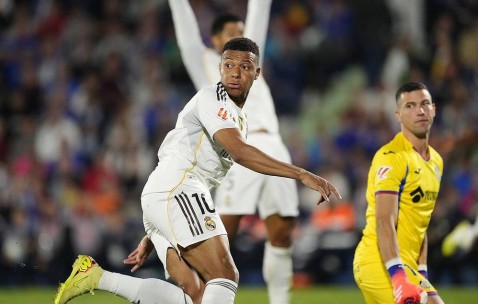 姆巴佩超越梅西，连续11场进球，生涯战绩登顶395球！