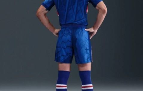 切尔西新球衣泄露：采用传统蓝色设计，配有不规则图形和图案印花