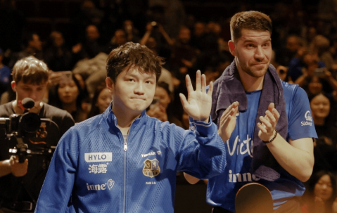 搞笑！樊振东极限救球，趴桌一幕引热议，独得2分率队3-2获胜