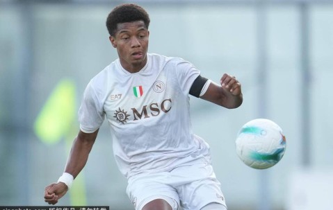 霍伊伦飞往那不勒斯，租借交易细节揭晓：他能否在意甲展现潜力？