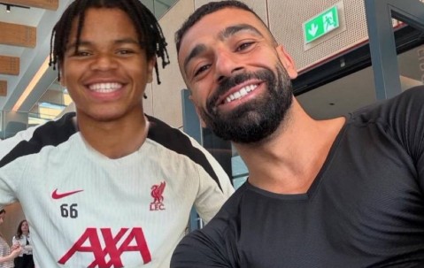 利物浦16岁小将走红，萨拉赫劝其保持谦逊，远离社交媒体