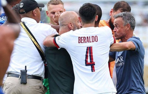 名帅失控！恩里克袭击球员引争议，或禁赛5场，巴黎形象受损