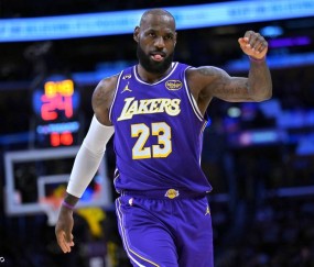 出场就是神！詹姆斯单核领军砍三双 揽下湖人前23分