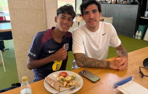 曼联14岁青训梅西续约拒绝巴萨！与托纳利一起特训，欲创队史纪录