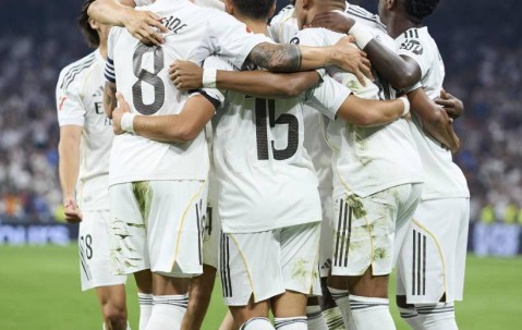 欧冠决赛战术解析：安切洛蒂的‘伪九号陷阱’如何击败巴萨？