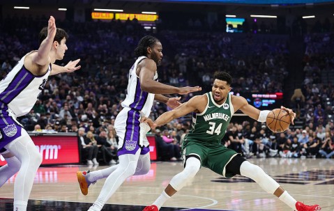 威少21分字母哥37+11 国王不敌雄鹿5连败