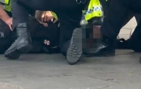 太阳报：切尔西比赛结束后，场外一16岁少年因涉嫌持仿制枪被捕