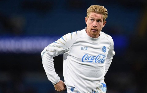 34岁德布劳内重回伊蒂哈德球场 与哈兰德友好互动并致意曼城球迷