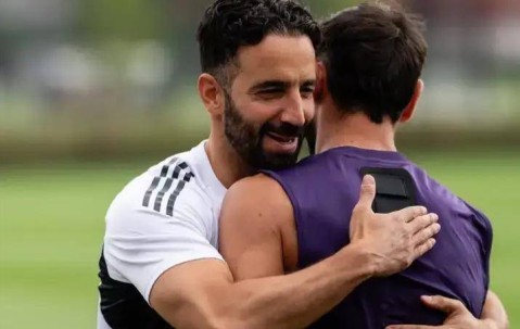 执教场均1.43分！曼联解职阿莫林，队长费尔南德斯发文致谢显成熟