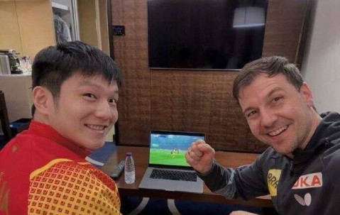 樊振东加盟德甲才过半月，暖心的一幕出现，韩莹的话让人动容！