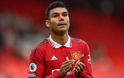 卡塞米罗的“降薪续约”：曼联豪赌的理性回归，还是战术革新的妥协？