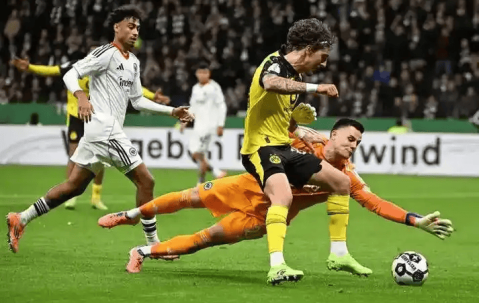 周二007德甲焦点：争四卡位战！斯图加特主场碾压残阵法兰克福？