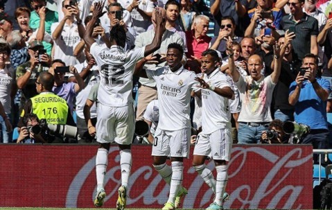 皇马右路警报拉响！梅西接班人预定主力，欧冠功臣只能看饮水机？