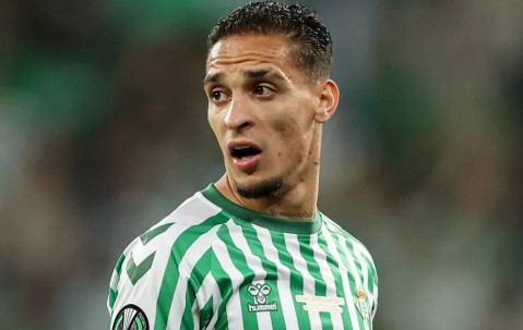 安东尼留守西甲受阻，高额转会费成为障碍，法布雷加斯抛出橄榄枝