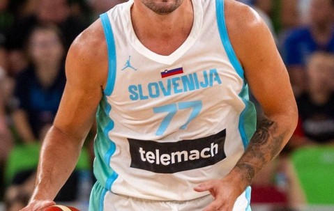 万幸!东契奇右膝挫伤并无大碍 周一归队训练