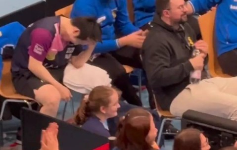 笑不活了！樊振东两度被逆转翻车，队友拿他头像模仿，小胖笑疯