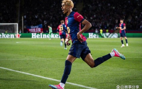 亚马尔超越姆巴佩创欧冠新史，巴萨2-1翻盘直通欧冠16强