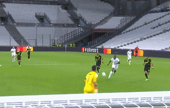 前皇马门神欧冠灾难表现！3分钟2送礼，乌龙助攻 禁区外手球染红