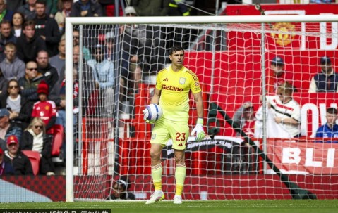 曼联寻门难，难于上青天！多纳鲁马明确拒绝，奥纳纳的“灾难”还要演多久？