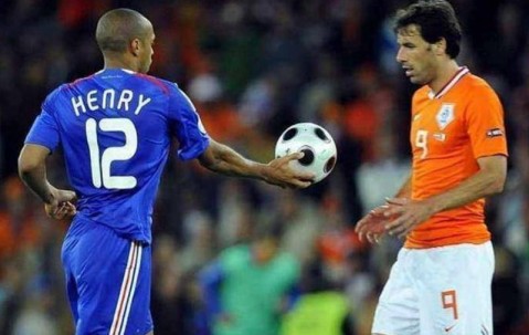 先跟C罗水火不容，后与大罗关系微妙，欧冠金靴受困于人际关系