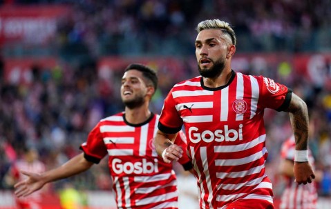 西甲焦点战：巴萨主场传控争冠，赫罗纳客场技术反冲击