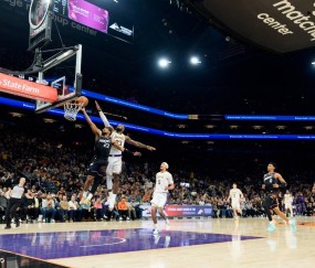 詹姆斯制胜罚球狄龙2T遭驱逐 湖人险胜太阳