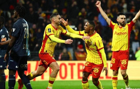 朗斯1-0小胜劲敌，成功登顶法甲榜首，大黑马崛起直指冠军