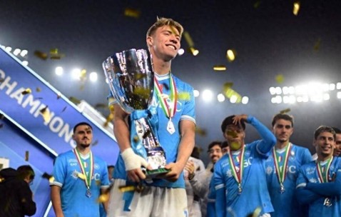 霍伊伦德夺冠后晒照隔空暗讽曼联：绝佳决定打脸老东家！