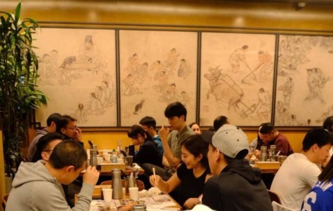 队记谈杨瀚森吃夜宵：科比赛后也和队友外出吃饭