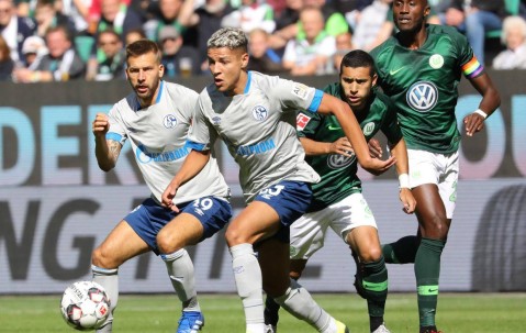 德国杯攻防对抗升级，沃尔夫斯堡凭德甲体系压制，荷尔斯泰因靠黑马拼劲争胜