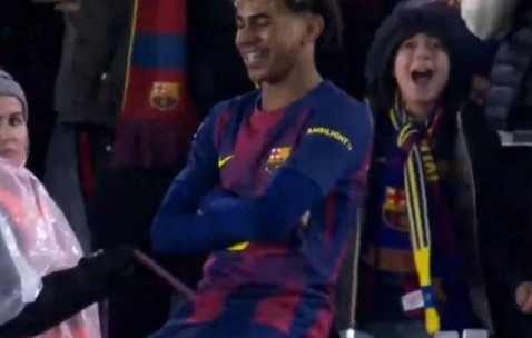 超级世界波！亚马尔凌空侧钩破门斩获2026西甲首球，弗里克狂喜庆祝