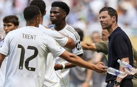 皇马错失绝杀！阿隆索怒捶教练席