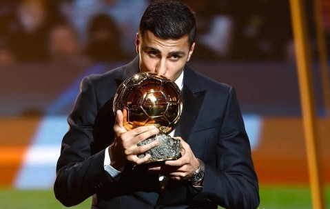金球奖双标让皇马气炸：为何登贝莱可凭欧冠获奖，维尼修斯就不行
