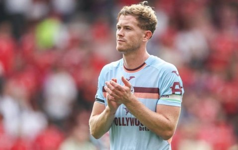 刚当队长就被挖？英媒：热刺有意小蜜蜂中卫科林斯，弗兰克想要他