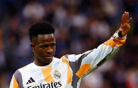 续约停摆！维尼修斯皇马地位堪忧，出售套现2亿欧能否解财政难题？