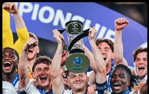 决赛MVP+作为队长捧杯！曼城官方祝贺麦卡蒂随英格兰欧青赛夺冠