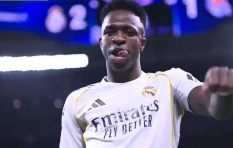 维尼修斯双响，皇马4-1登顶，巴萨的卫冕之路迎来生死考验？