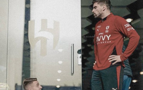 拉爵缺钱放弃1500万签内维斯！曼联杯赛全灭亏半亿，冬窗恐无买卖